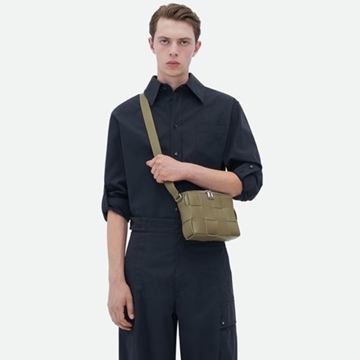 ボッテガヴェネタメンズカーキカメラバッグv241