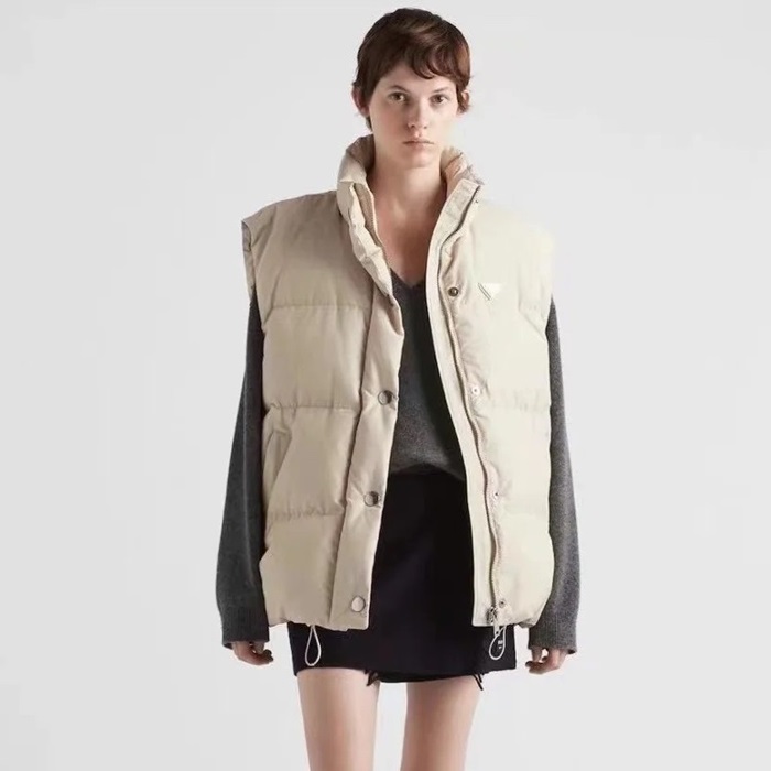 プラダレディースホワイトダウンベストr851