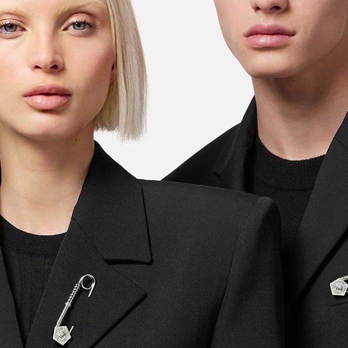 ヴェルサーチェユニセックスゴールドブローチc890