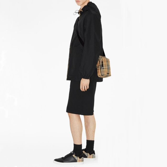 バーバリーメンズブラックスニーカーh26