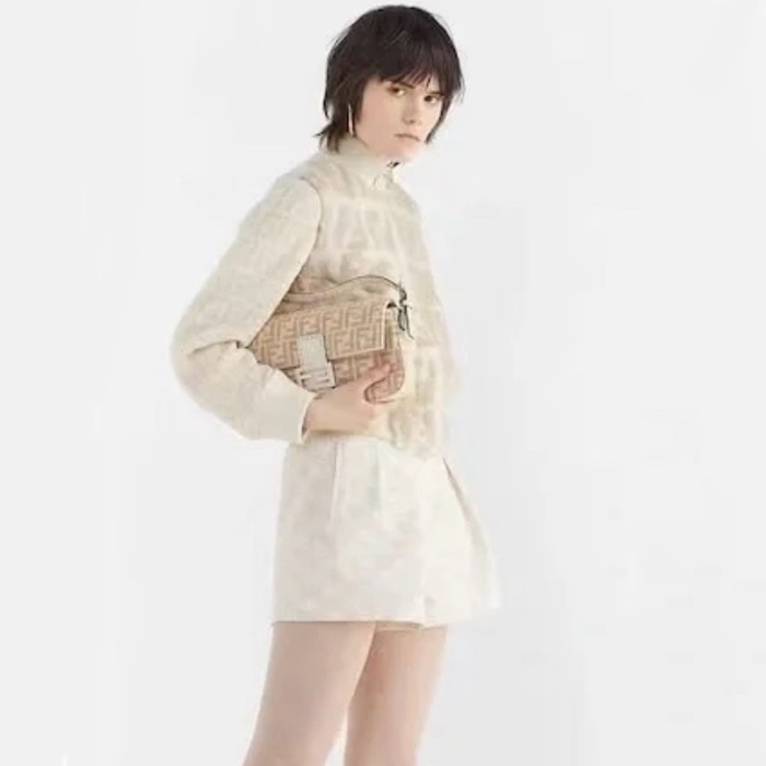 ェンディレディースベージュバゲットバッグb250