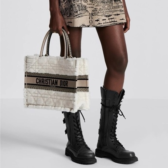 ディオールレディースホワイトブックトートバッグb479