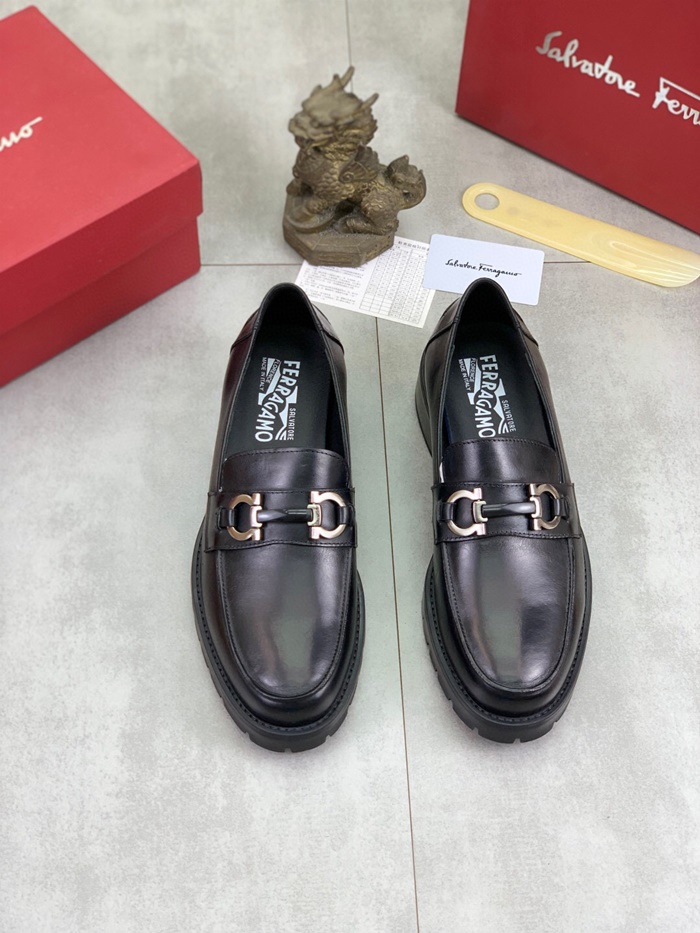 サルヴァトーレフェラガモメンズブラックローファーs82