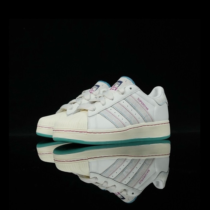 アディダスユニセックスホワイトスニーカーs182