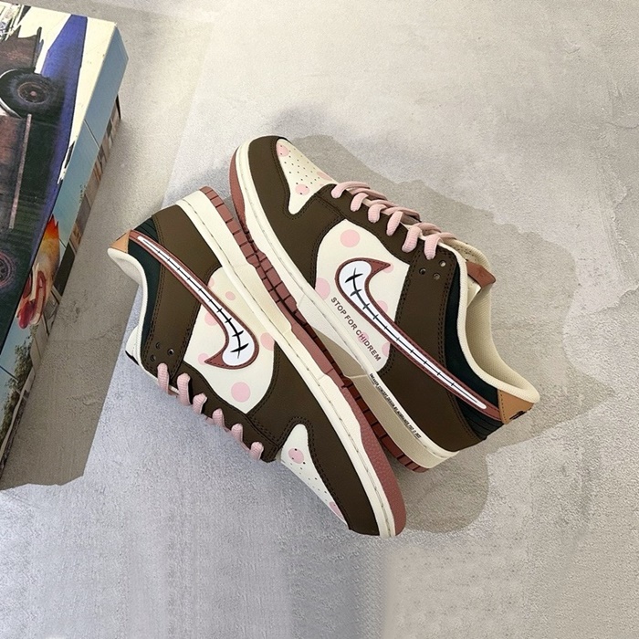 ナイキユニセックスブラウンスニーカーs205