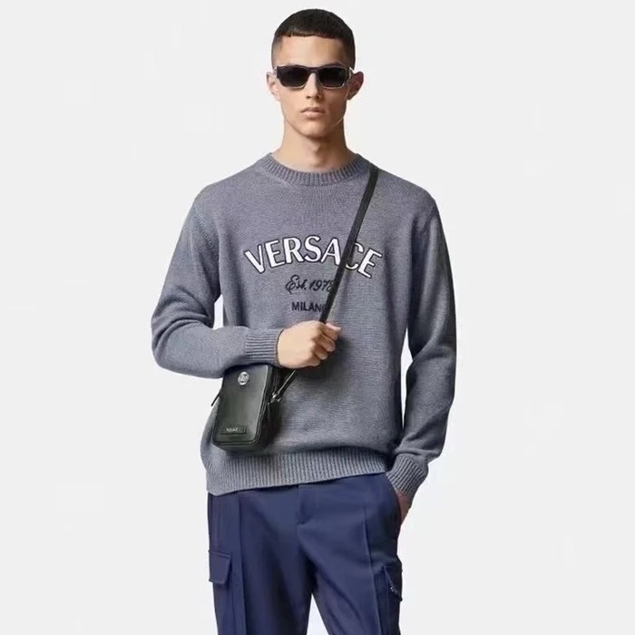 ヴェルサーチェメンズラウンドニットc3242