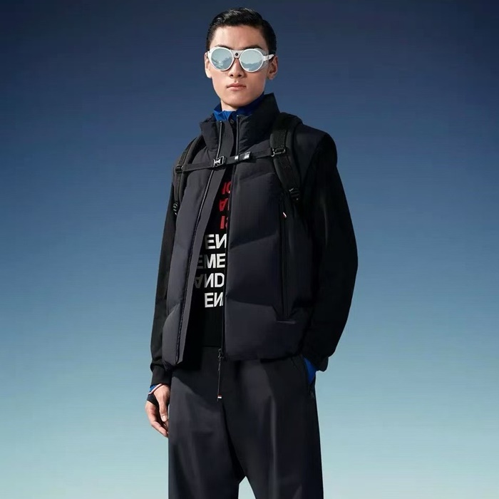 モンクレールメンズダウンベストc4744