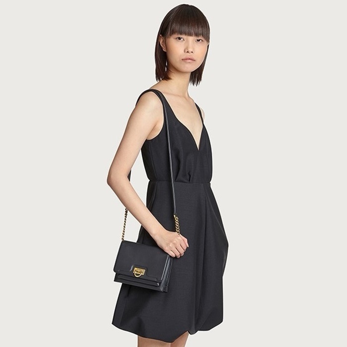 サルヴァトーレフェラガモレディーストリポリオフラップショルダーバッグb5413