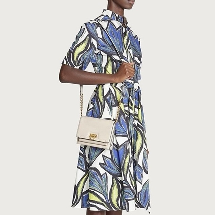 サルヴァトーレフェラガモレディーストリポリオフラップショルダーバッグb5438