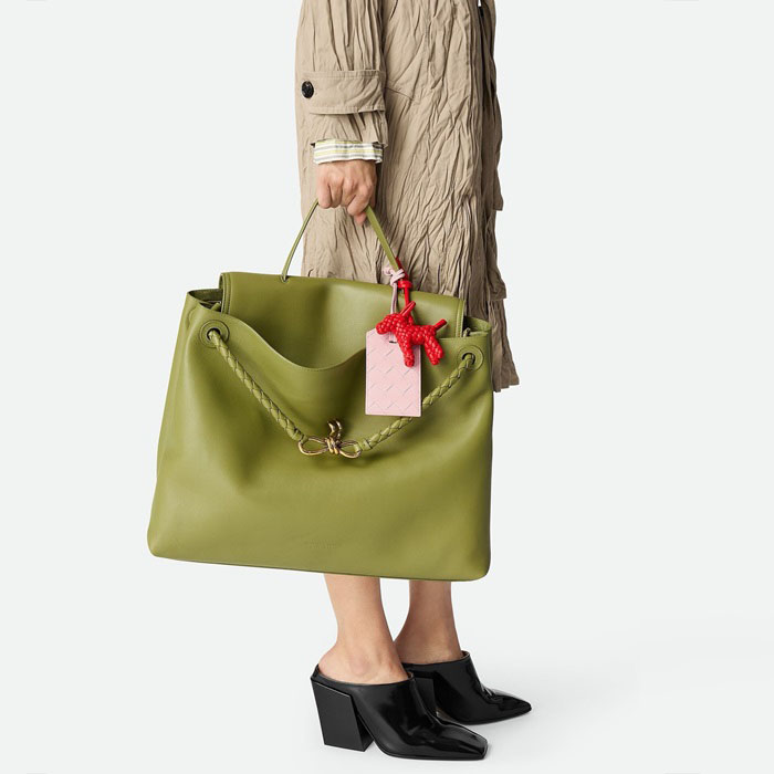 ボッテガヴェネタユニセックスドッグチャームc5425