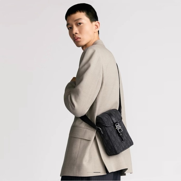 ディオールメンズヒットザロードミニフラップヴァーティカルストラップバッグb5550