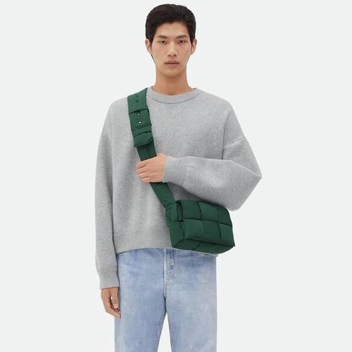 ボッテガヴェネタユニセックススモールパデッドテックカセットb5937