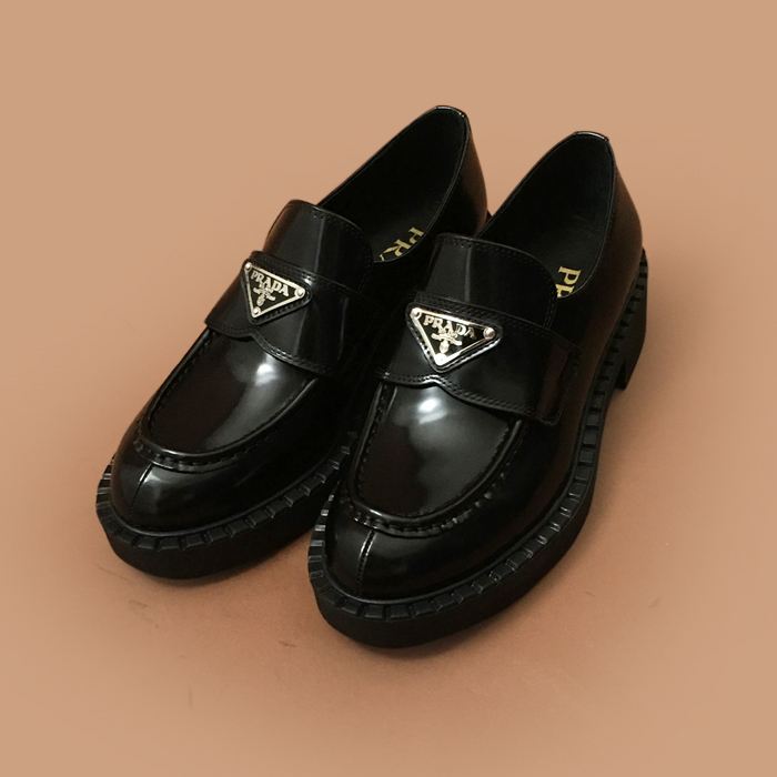 プラダレディース レザーローファーブラック