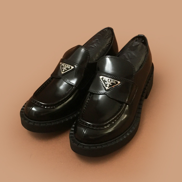 プラダレディース レザーローファーブラック