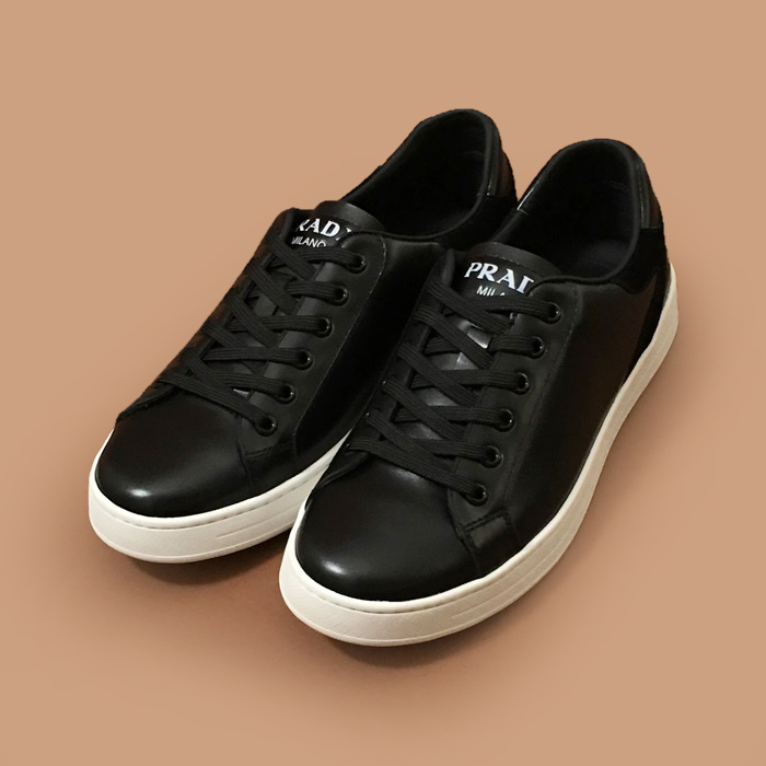 プラダ メンズ クラシック ブラック スニーカー - 