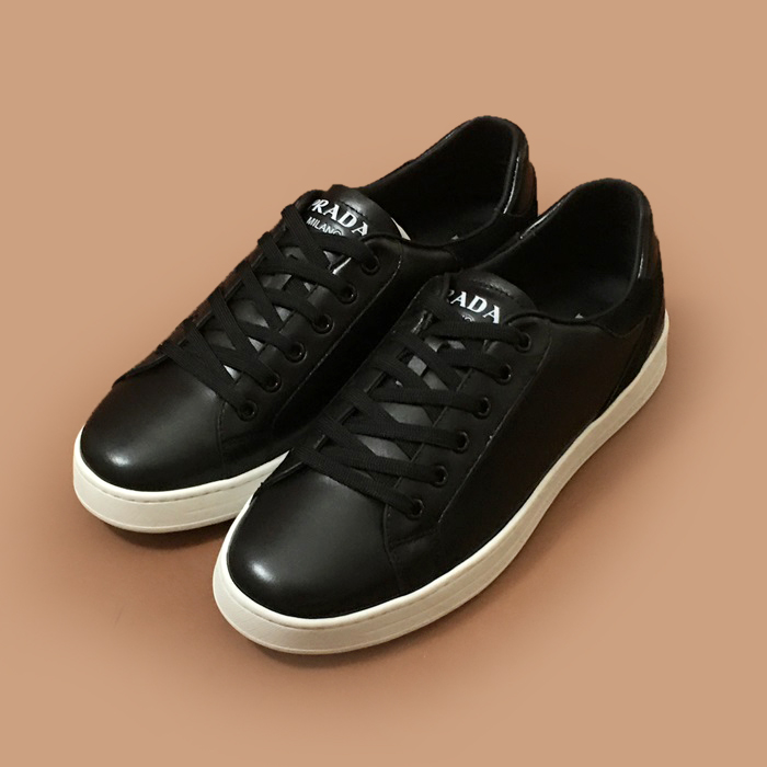 プラダ メンズ ブラック スニーカー - 