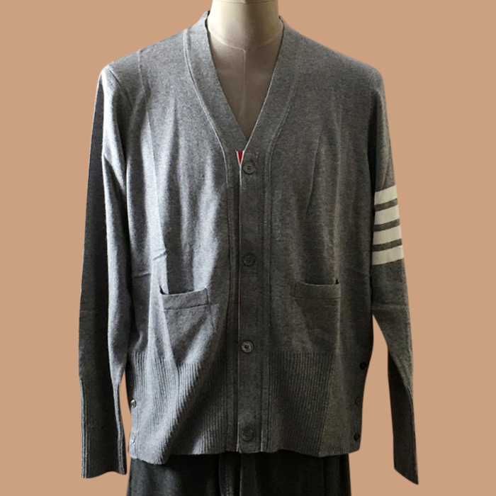 トムブラウン メンズ Vネック グレー カーディガン - Gray  - thom0665x