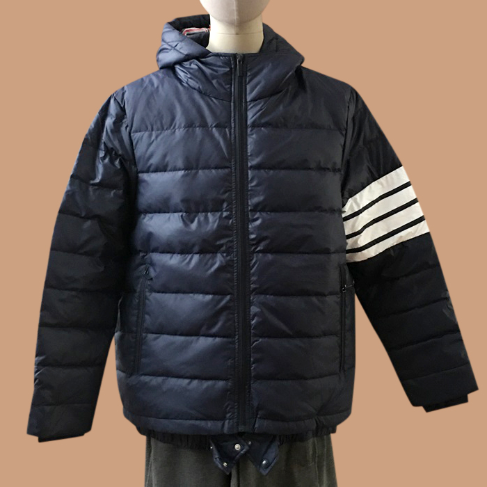 - トムブラウンメンズ クラシック ダウン パディングネイビー