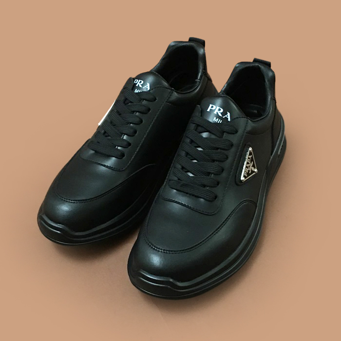 プラダ メンズ ブラック スニーカー - 