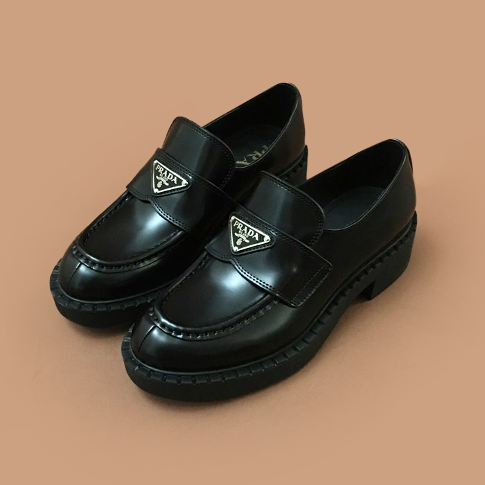 プラダ メンズ クラシック ブラックローファー - Loafer