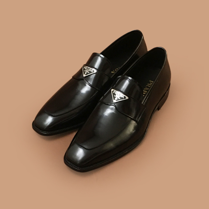 プラダ メンズ クラシック ブラックローファー - Loafer