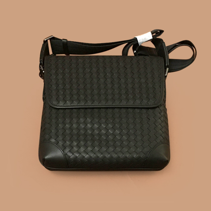 - ボッテガヴェネタレザーブラック メンズ クロスバッグ