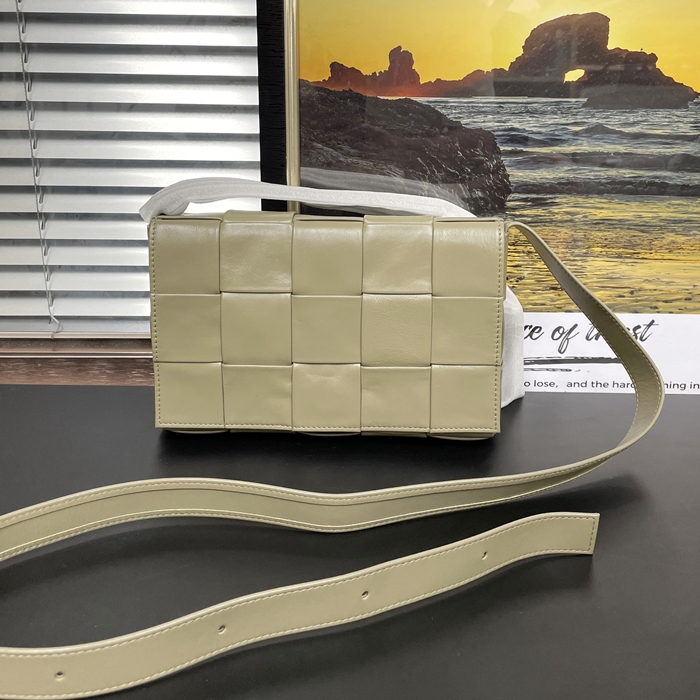 ボッテガヴェネタ メンズ ペーパー カーフスキン カセットバッグ  - - bv120x