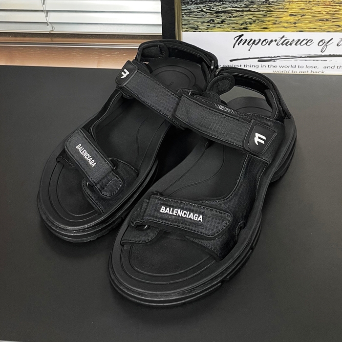 バレンシアガ ユニセックス TOURIST ブラック サンダル  - Sandals - ba600x