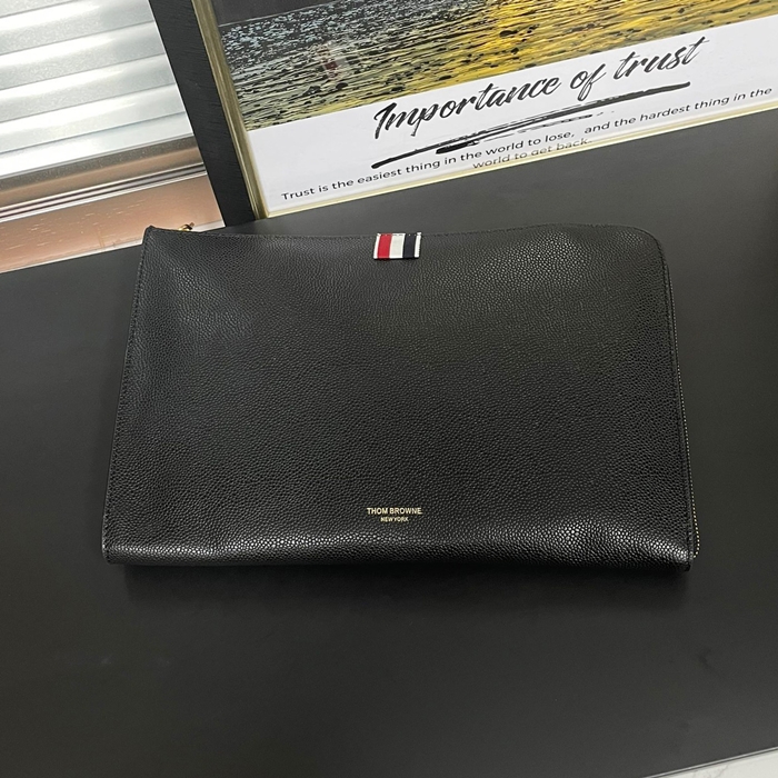 トムブラウン メンズペブル ストラップ クラッチバッグ MAC083A 00198 001 - - th89x