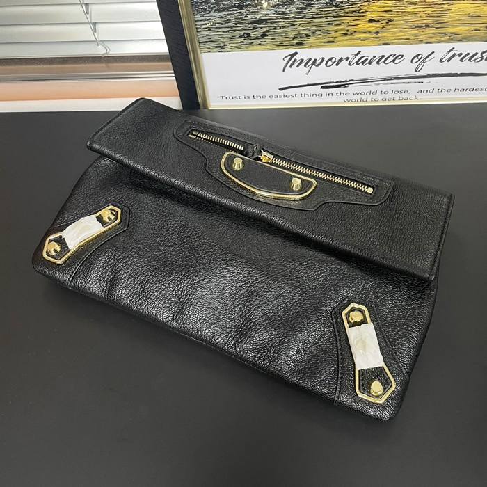 バレンシアガ ユニセックス ブラック クラッチバッグ - - ba76x