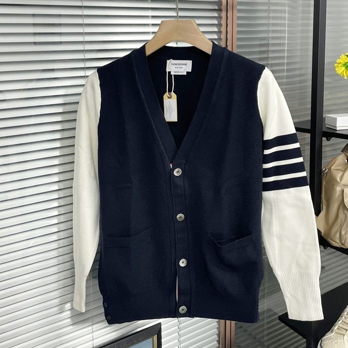   - トムブラウンメンズ クラシック Vネック ウール カーディガン Thom0488xブラック