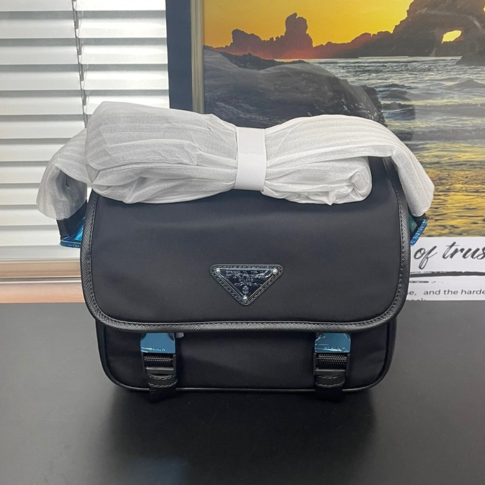 プラダ メンズ リナイロンサフィアーノ レザー ショルダーバッグ  -- pr701x