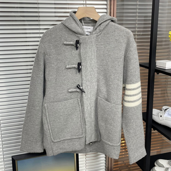   - トムブラウンメンズ Vネック カーディガン Thom0296x.グレー