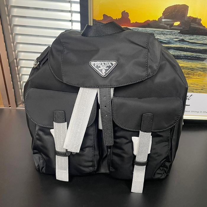 プラダ ユニセックス フラップ ポケットミディアム バックパック  - Prada - pr742x