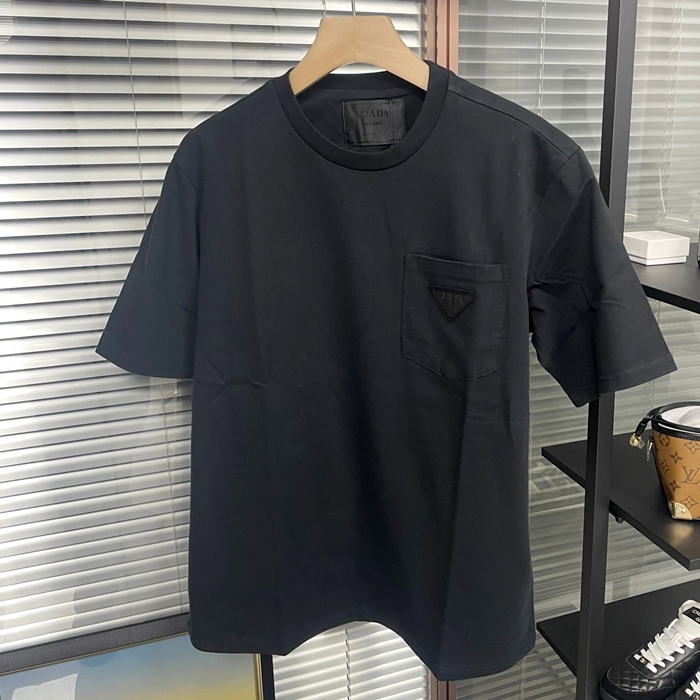 プラダ メンズ クルーネック ブラック 半袖Tシャツ - Short sleeved  - prc200x