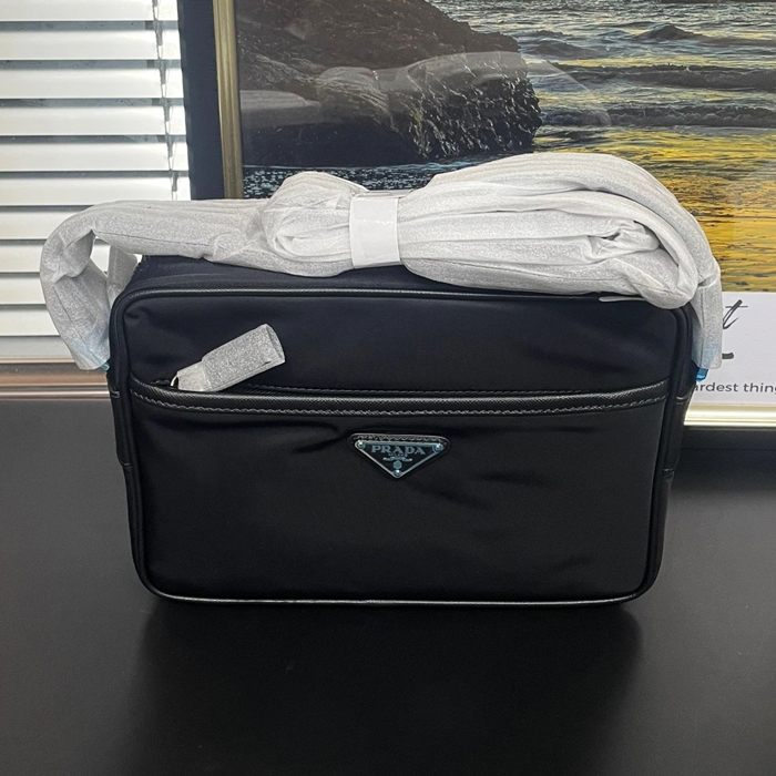 プラダ メンズ ブラック クロスバッグ -- pr116x