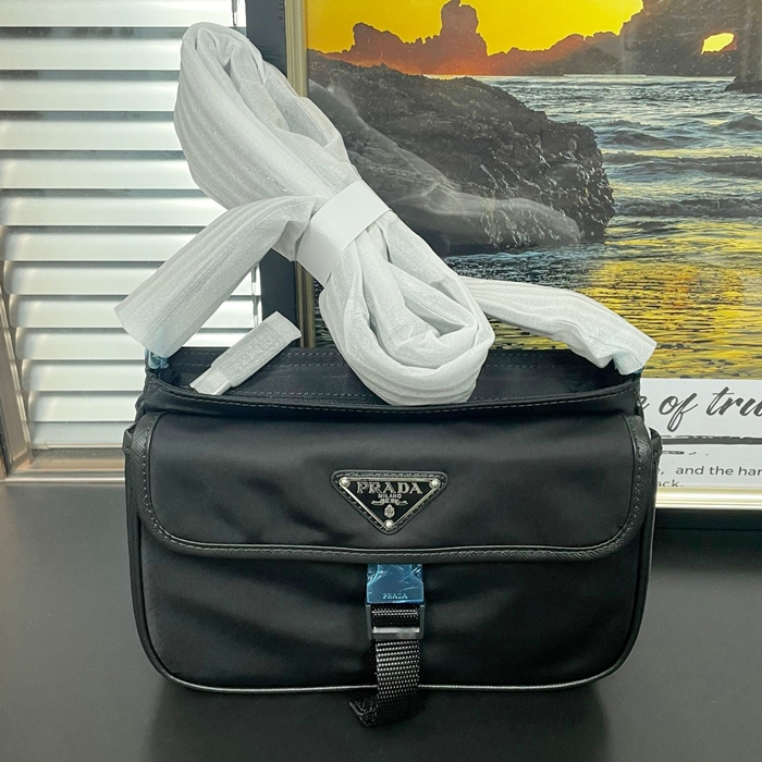 プラダ メンズ ブラック クロスバッグ -- pr109x