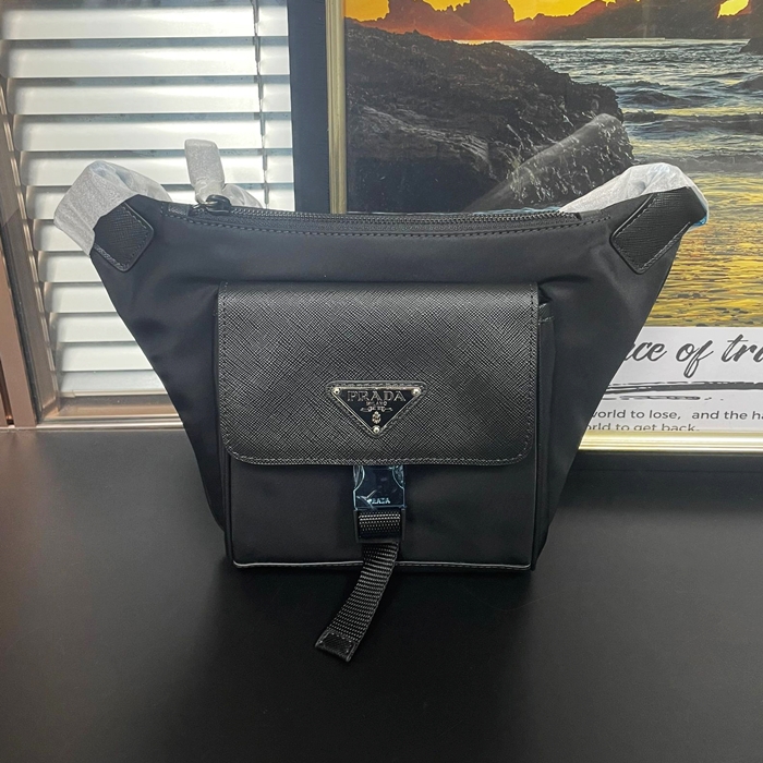 プラダ メンズ リナイロンサフィアーノ レザー ショルダーバッグ2VH160 -- pr705x