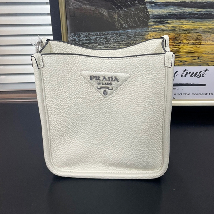 プラダ レディース ホワイト ショルダーバッグ -  White - pr216x