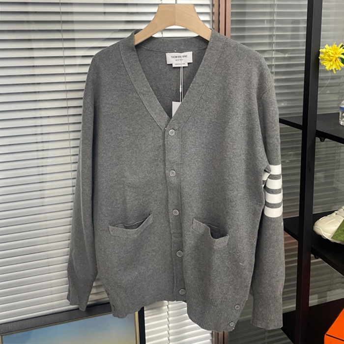 トムブラウン メンズ Vネック チャコール カーディガン - Chakol  - thom0618x