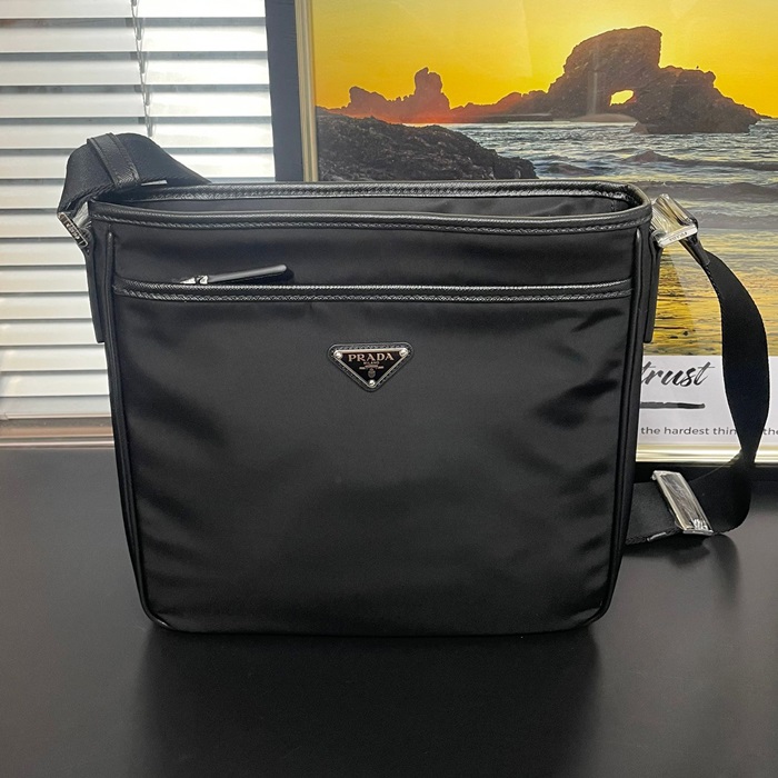 プラダ メンズ ブラック クロスバッグ -- pr122x