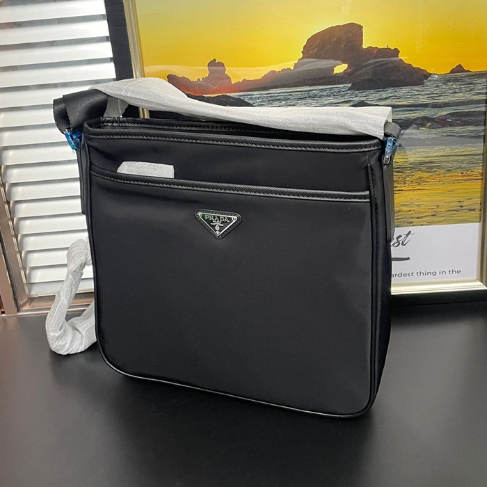 プラダ メンズ ブラック クロスバッグ -- pr122x