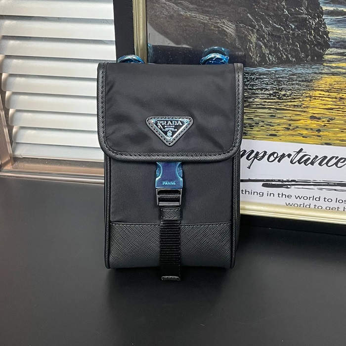 プラダ メンズ ブラック ミニ カメラバッグ - Camera - pr300x