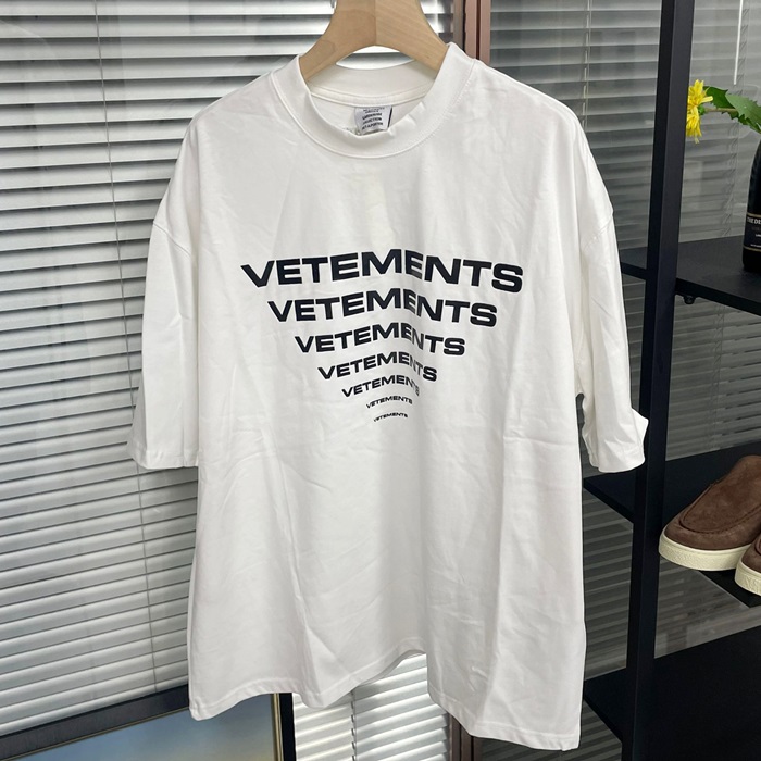 ヴェトモン ユニセックス 半袖Tシャツ - VetementsOver Size  - vec732x