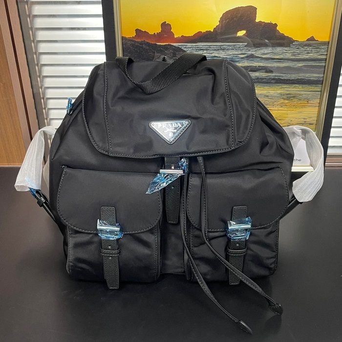 プラダ ユニセックス フラップ ポケットミディアム バックパック  - Prada - pr742x