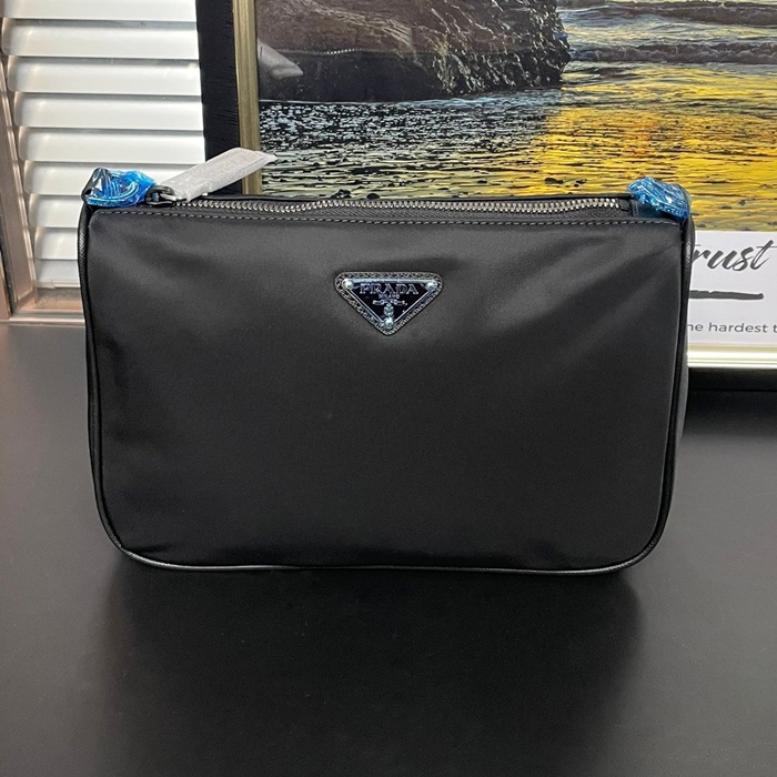 プラダ メンズ ブラック クロスバッグ -- pr118x