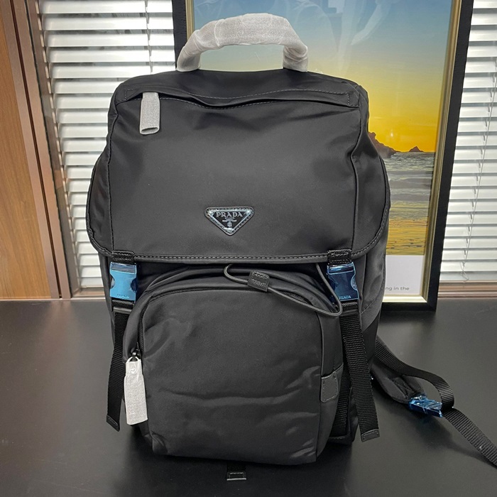 プラダ メンズ リナイロン サフィアーノ フード バックパック  -  - pr747x