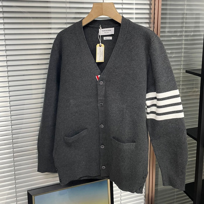 トムブラウン メンズ Vネック グレー カーディガン - Gray  - thom0608x