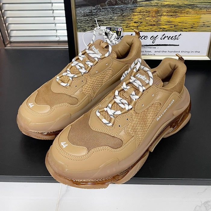 バレンシアガ ユニセックス Triple S キャメル スニーカー -Camel  - bal01451x