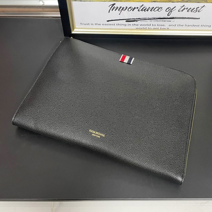 トムブラウン メンズペブル ストラップ クラッチバッグ MAC083A 00198 001 - - th89x